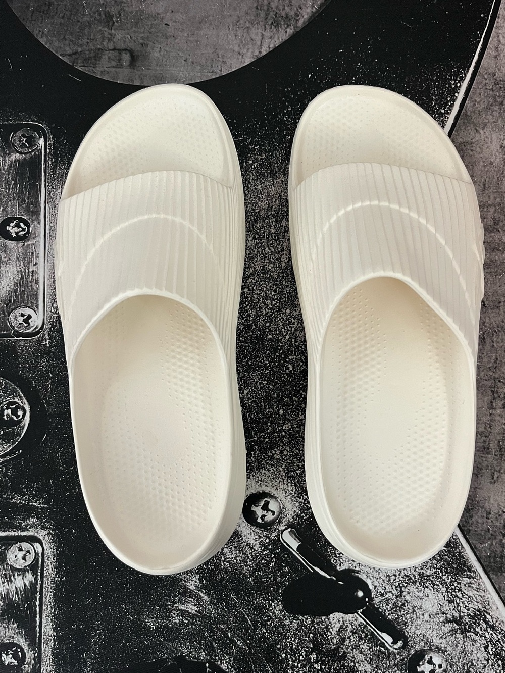 NEW Reebok Slides - Picture 12 of 13